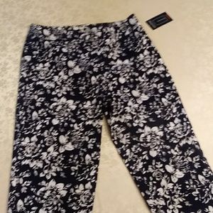 Avenue stretch pull on floral capris